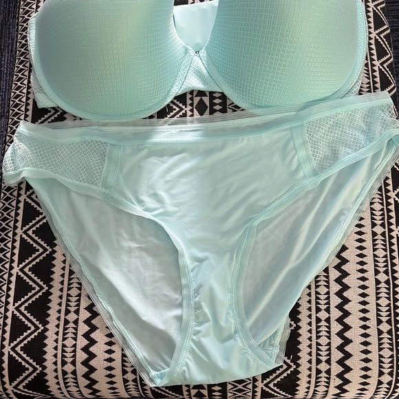 38DDD secret Treasures bra set ( top and bottom ) aqua cloud geo mesh - Picture 2 of 7